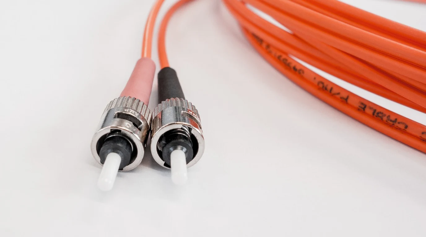 4k-hdmi-2-1-over-fiber-vs-hdbaset-distance-benchmarks